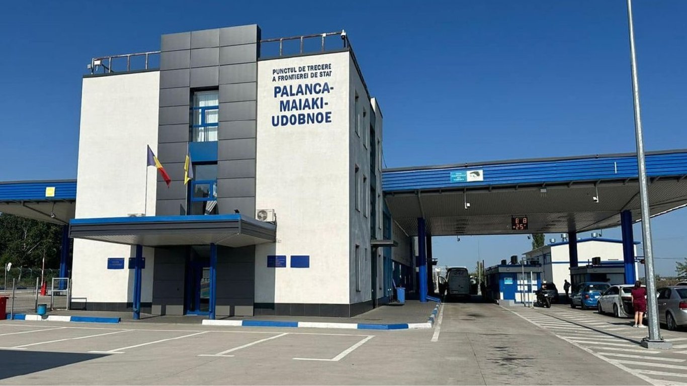 В Одесской области мужчина предлагал 5 тыс. долл. за выезд за границу