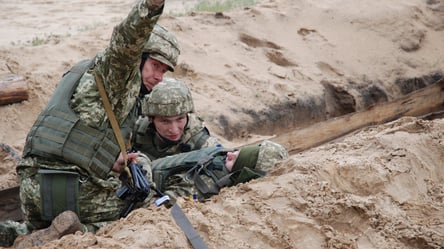Украинские военные показали, как происходит эвакуация раненых с поля боя - 285x160