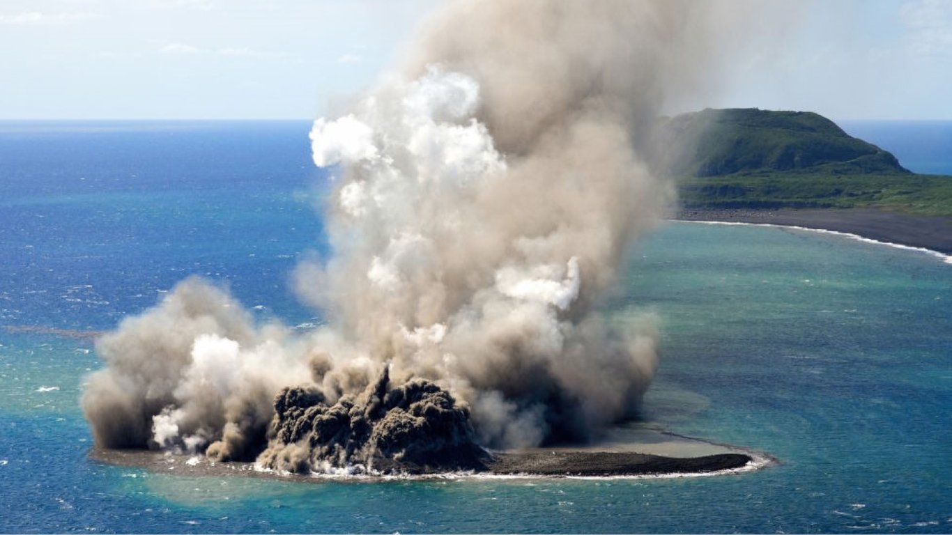 В Тихом океане появился новый остров, рожденный вулканом — фото и видео