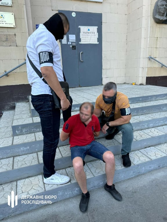 У Харкові на порозі ТЦК затримали торговця "білими" квитками - фото 1