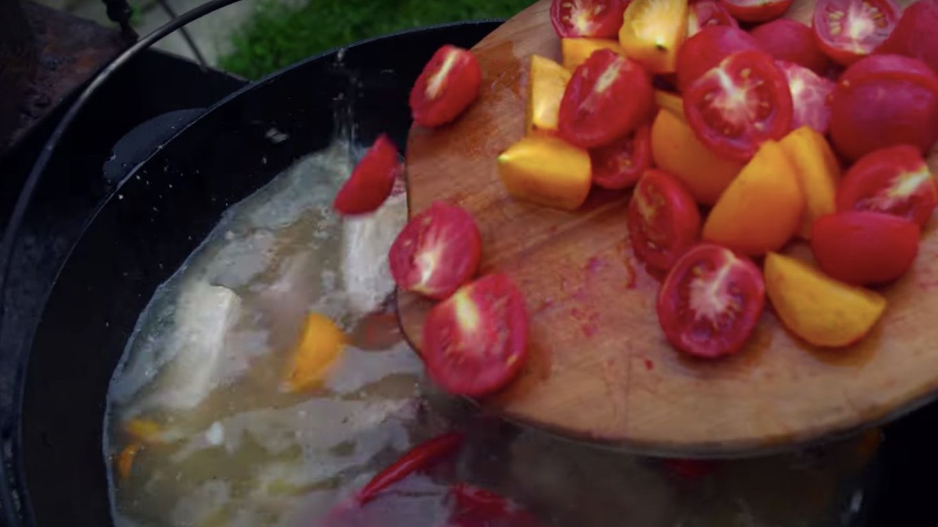 приготовление шурпы в котле.