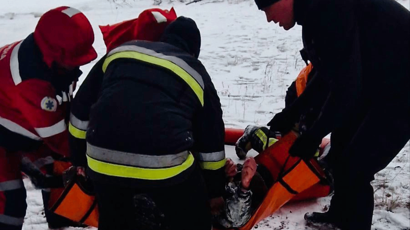 В Киеве в карете скорой умер рыбак, который провалился под лед