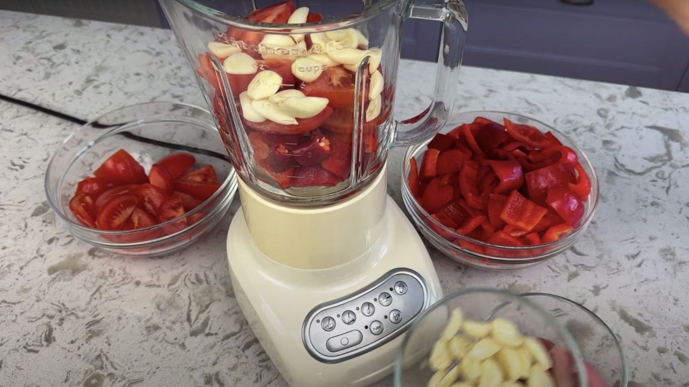 сырая аджика из помидоров и перцев