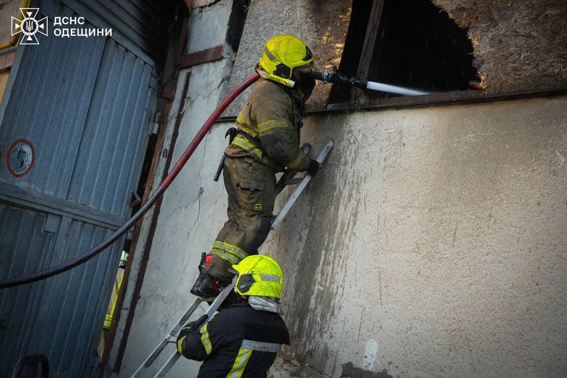 Біля Одеси горів склад з вторсировиною — що знищено - фото 3