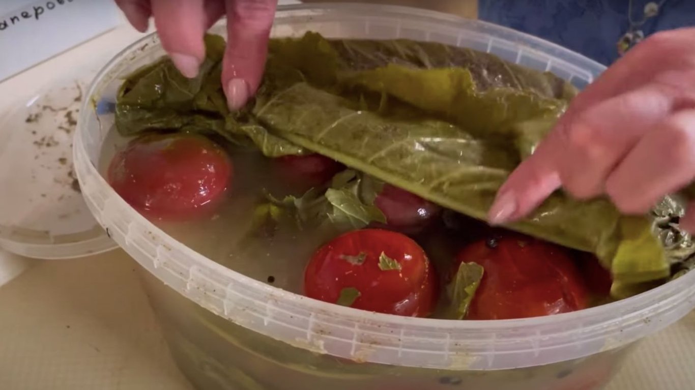 смачний рецепт квашених помідорів на зиму 