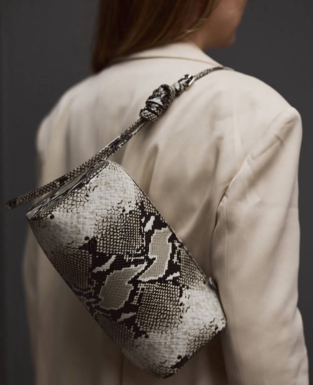 Зміїний принт має особливий вигляд серед аксесуарів