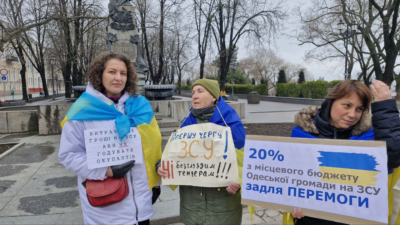 Молчаливая акция в Одессе возле мэрии люди собрались на митинг - фото 1
