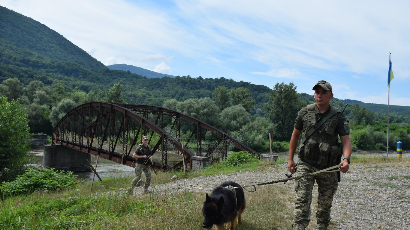 На Тисі затримали чоловіків призивного віку - новини України