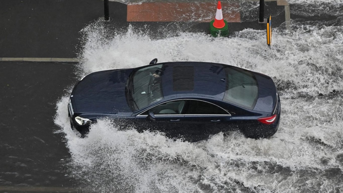 Кермування авто під час зливи — 9 правил безпечної їзди
