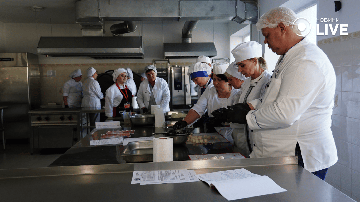 Повара готовят блюда по обновленному меню. Фото: Новости.LIVE/ Юлия Браславская