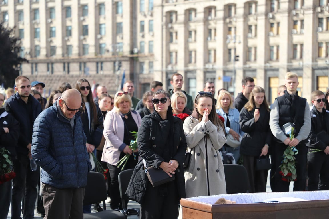 Люди під час прощання з Маратом Мамбетовим