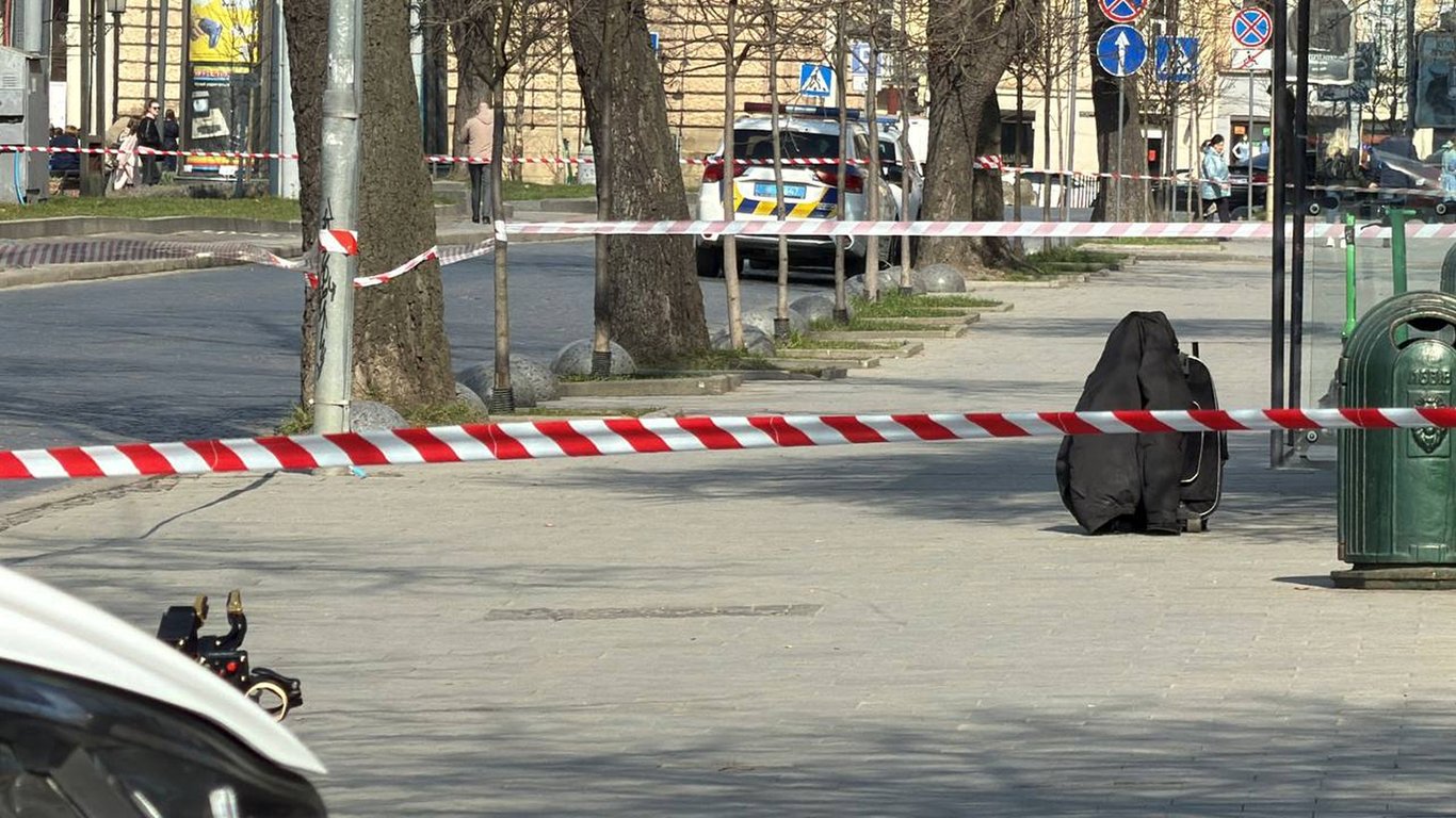 У центрі Львова перекрили рух через підозрілу сумку