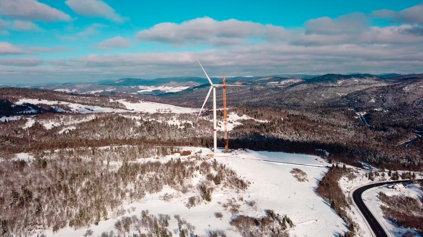 На Закарпатье установили первую ветровую турбину в горах