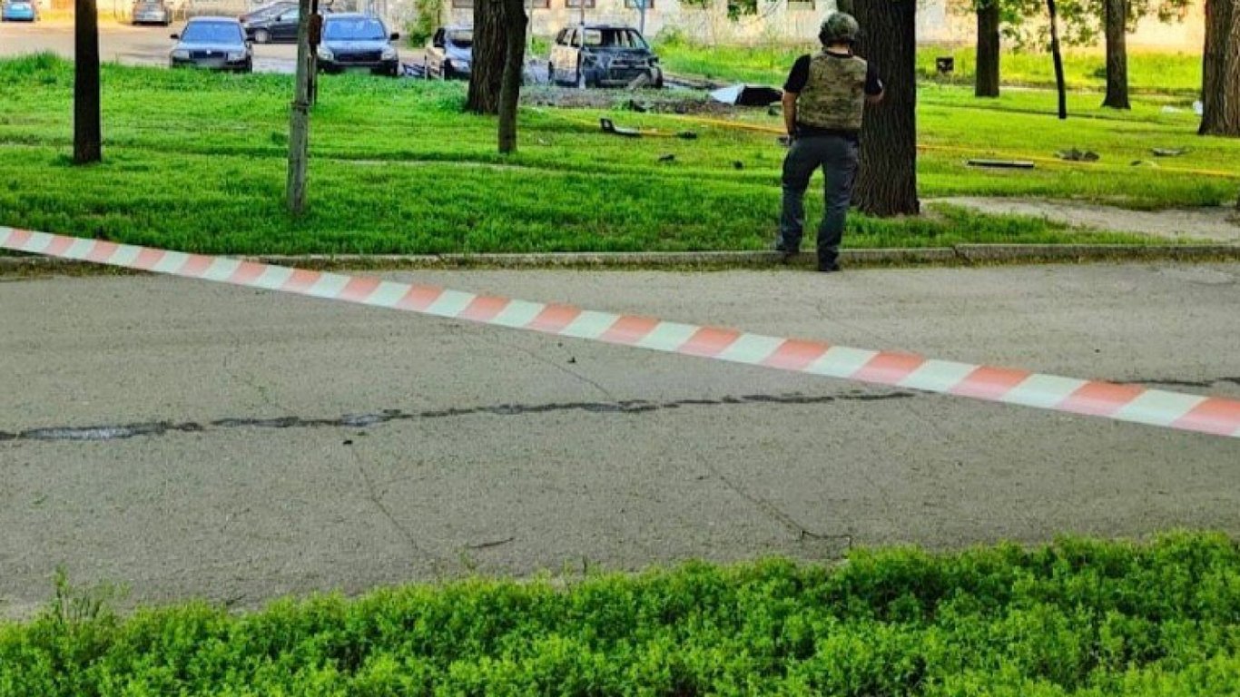В Днепре взорвался автомобиль: двое мужчин ранены