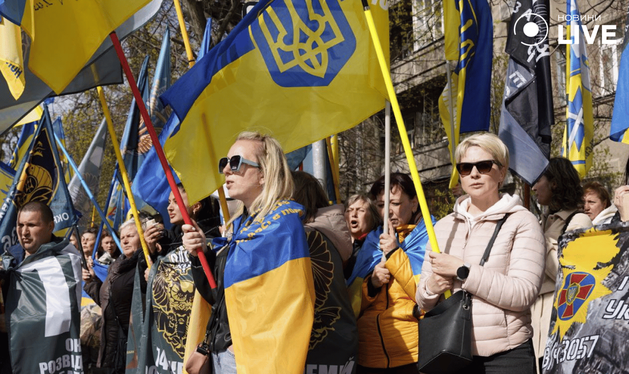 Мітинг у Києві: учасники вимагають свободи для полонених із Маріуполя