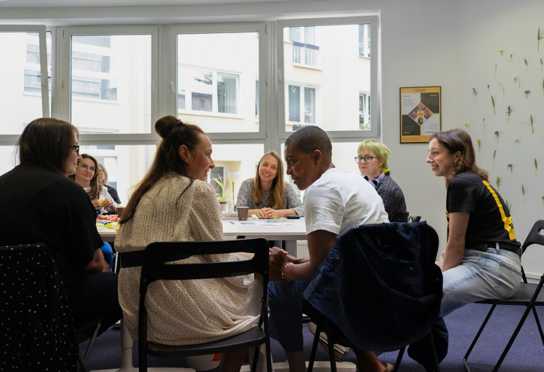 Зірка серіалу "Бріджертони" у Польщі зустрілася із біженцями з України - фото 3