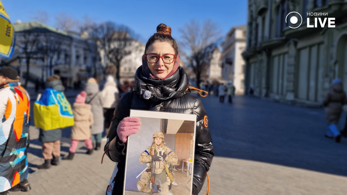 На головній вулиці Одеси проходить мітинг — фоторепортаж - фото 8