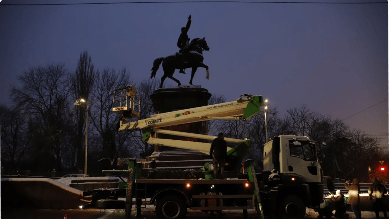 У центрі Києва розпочали демонтаж пам'ятника Щорсу