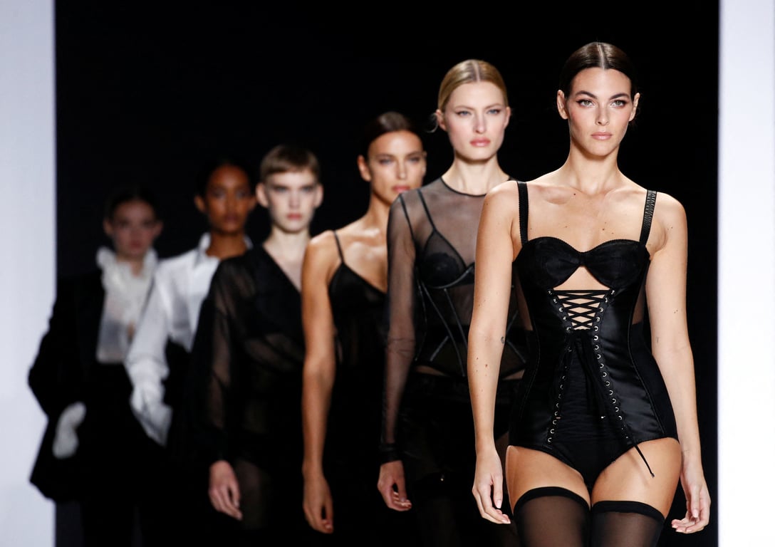 Наречена Леонардо Ді Капріо підкреслила розкішні форми корсетом на показі колекції Dolce & Gabbana. Фото: Reuters