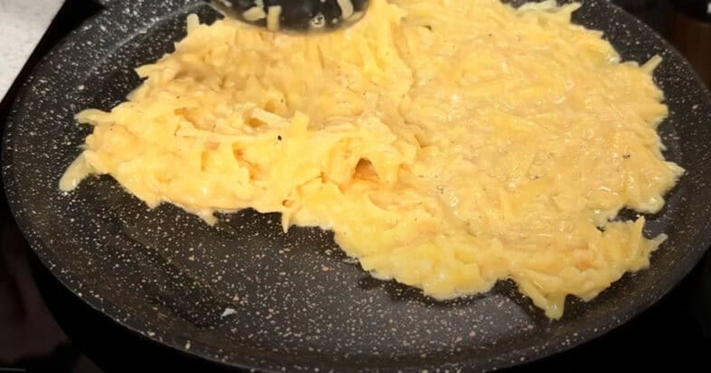 Картопляний пиріг з сиром та томатом - рецепт