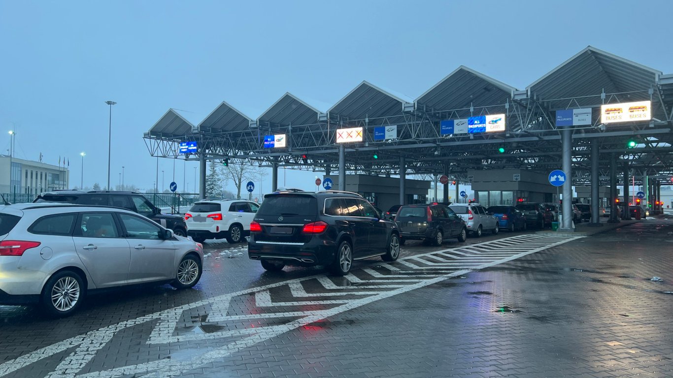 Из Польши в очереди на границе стоят утром 80 автомобилей