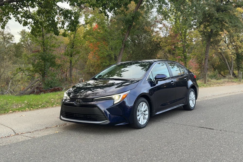 Чорна Toyota Corolla Hybrid на узбіччі
