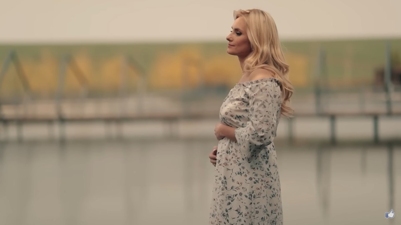 Ирина Федишин с округлым животом. Фото: скриншот из клипа "Секрет"
