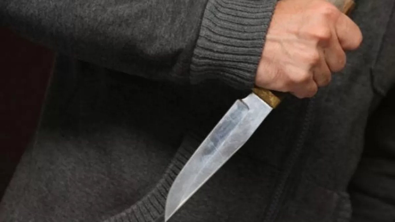 "Не оплатил аренду": в Одессе мужчина ударил квартиранта ножом в живот