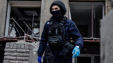 Обстріл Києва — Нацполіція показала кадри порятунку людей - 285x160