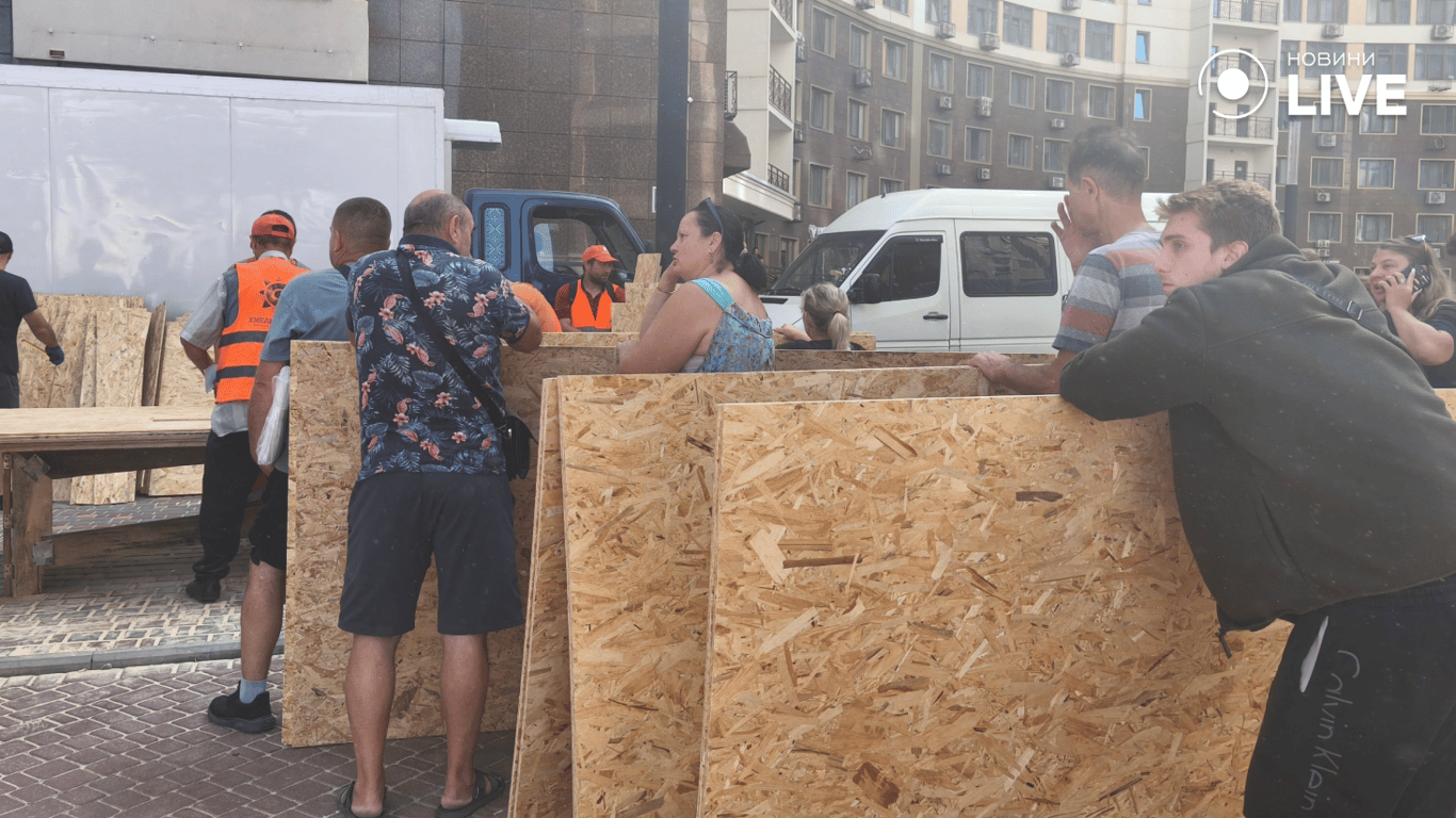 Комунальники закривають вибиті вікна після атаки на Одесу