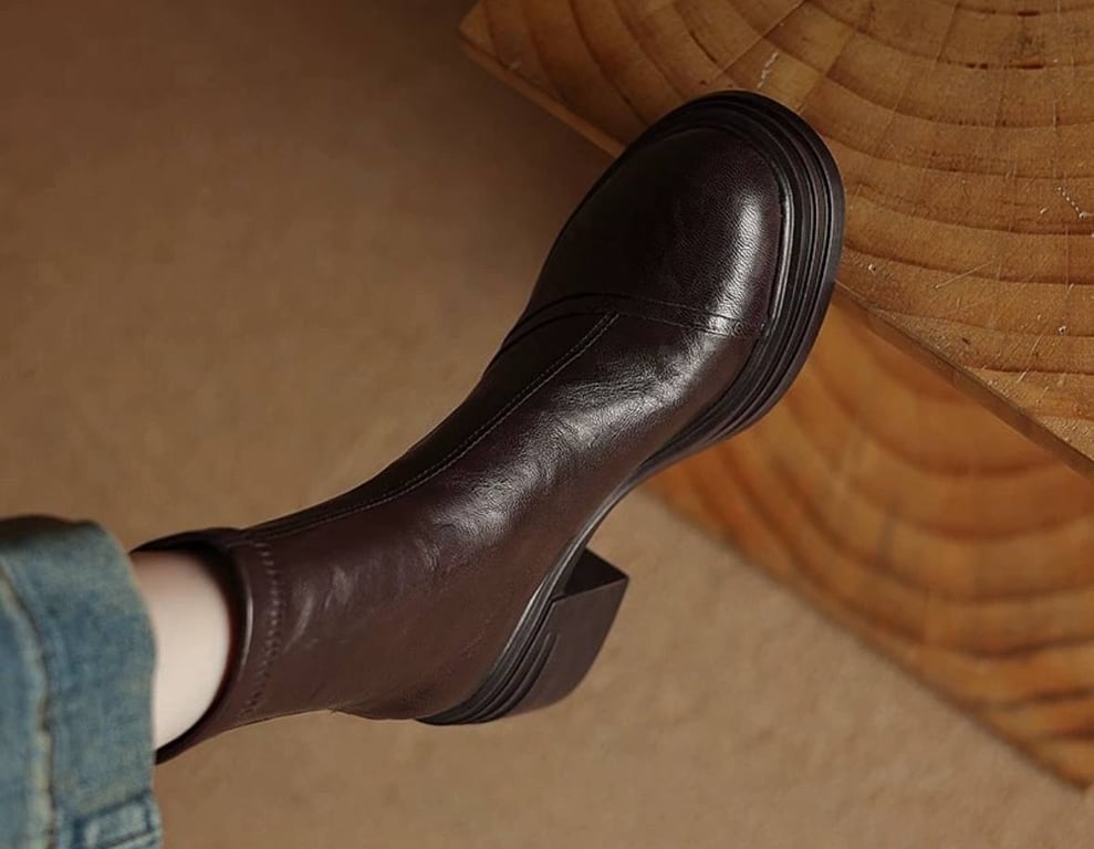 Чоботи на масивній платформі мають практичний вигляд