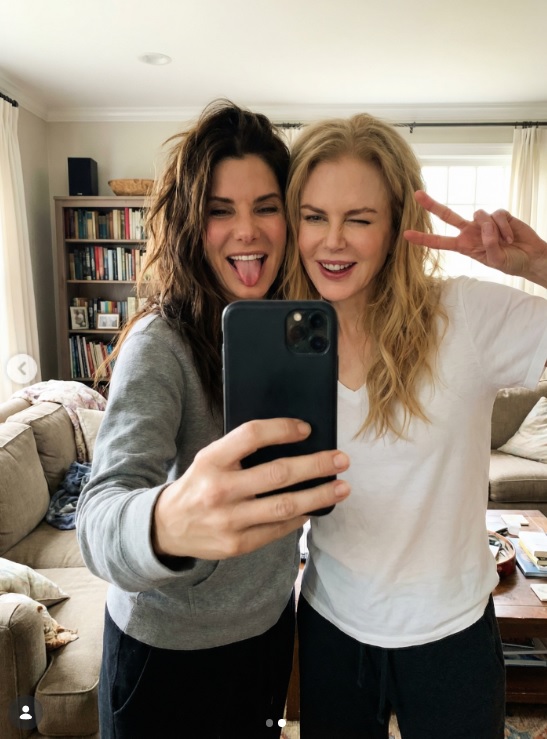 Нейтральна вітальня Сандри Буллок “ожила” завдяки одній деталі (фото) - фото 1