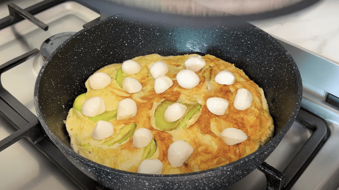 омлет з кабачками та моцарелою