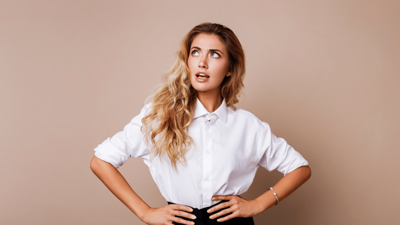 Белая рубашка снова в центре внимания — дизайнеры предлагают новые формы