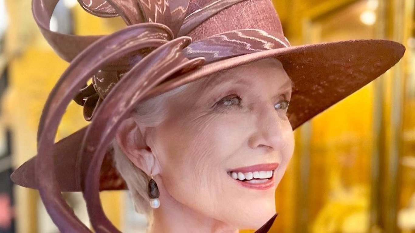 Мама Ілона Маска приміряла стильний аксесуар від королівського капелюшника