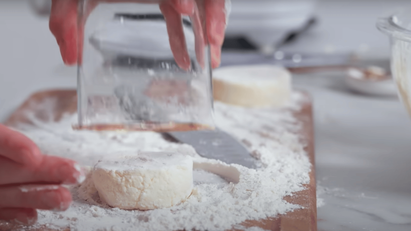 ніжні сирники з соусом зі сметани і ягід, простий домашній рецепт на сніданок