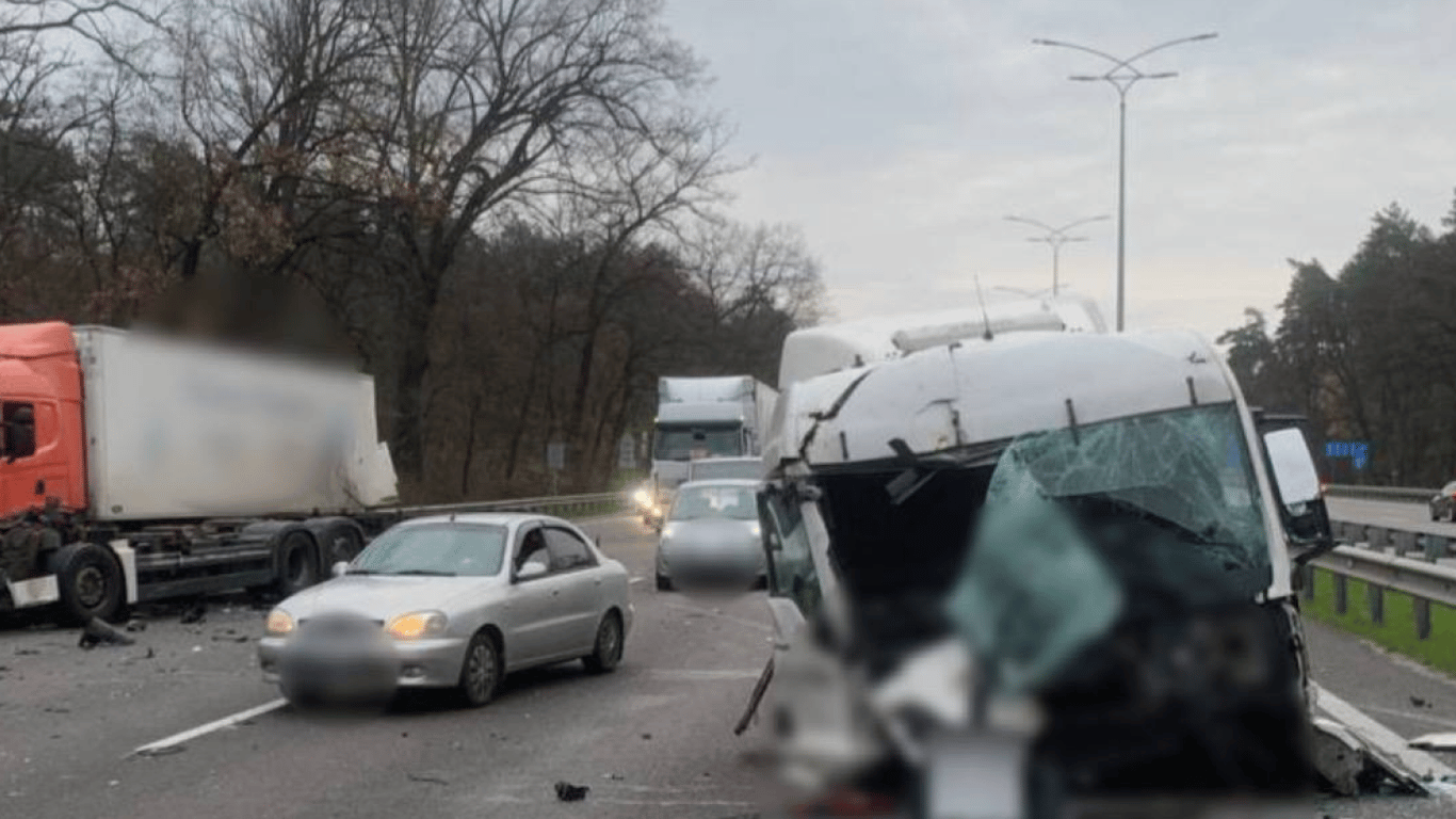 На въезде в Киев произошло ДТП — движение авто усложнено
