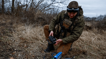 Прикордонники нищать бронетехніку ворога на Харківщині — відео - 285x160