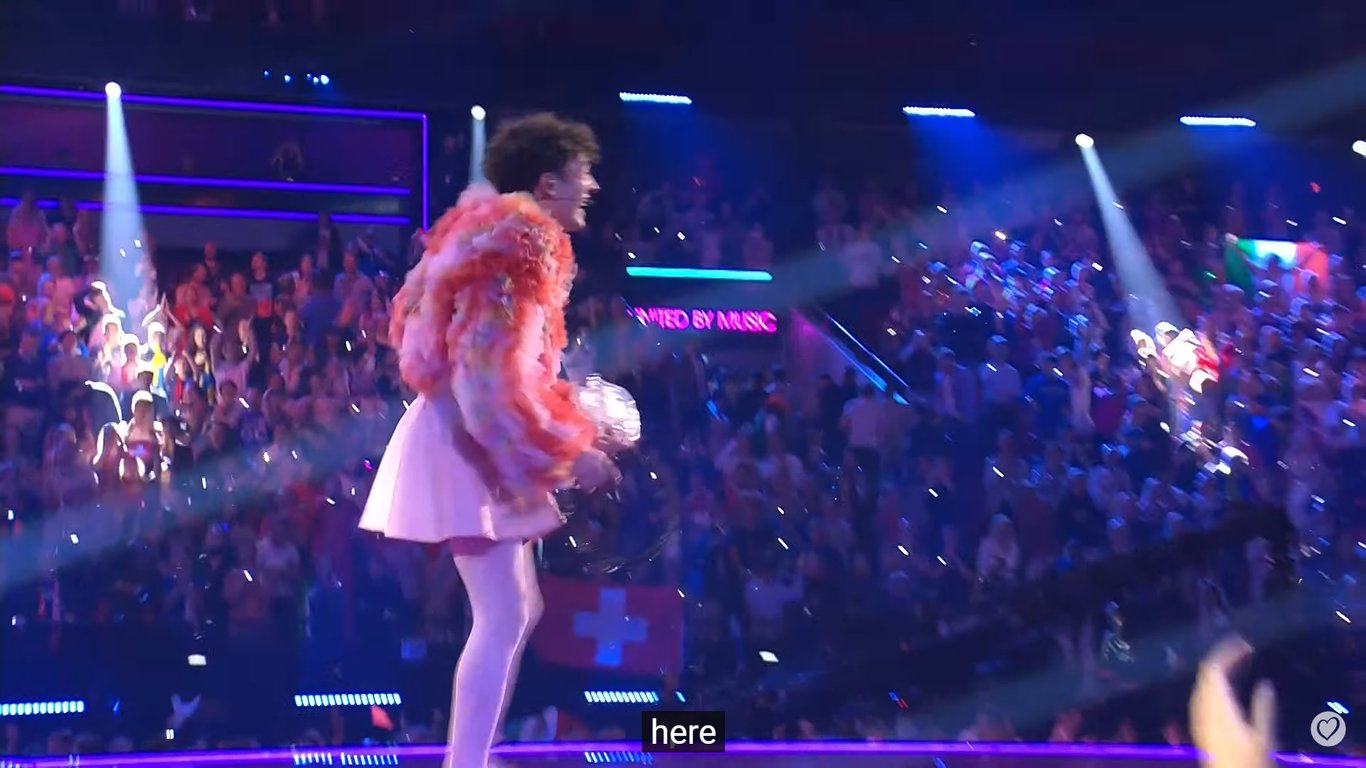 Певец NEMO разбил кубок Евровидения-2024. Фото: скриншот