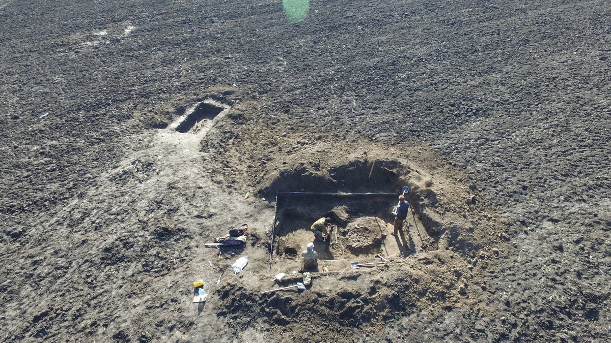 Біля Києва виявили стародавній цвинтар з мертвими, що носять кільця на шиї та відра на ногах