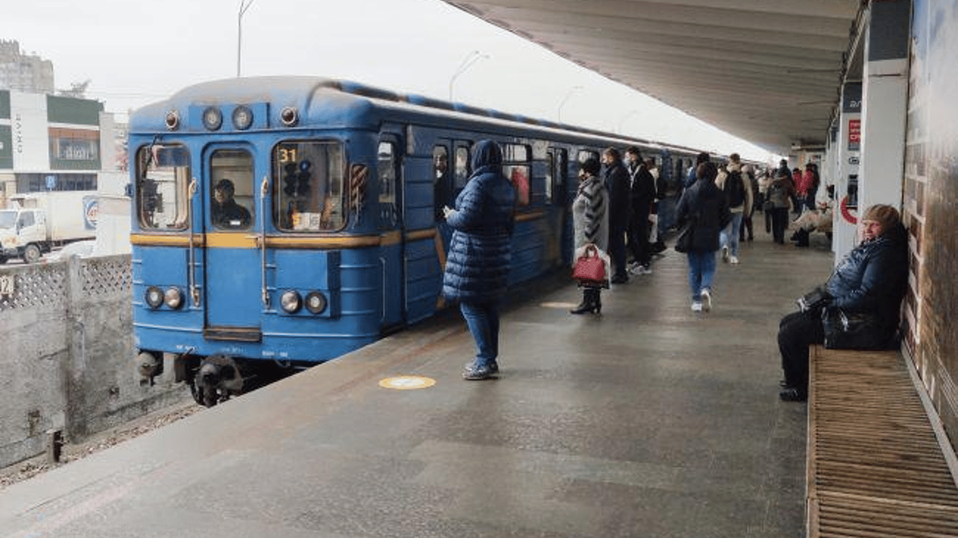 Обманчивая зарплата и сексизм — что известно о работе в метро Киева