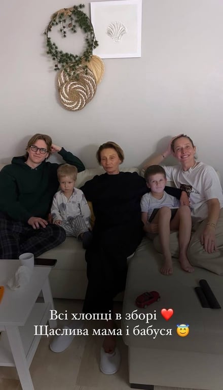 Екатерина Осадчая с мамой и сыновьями