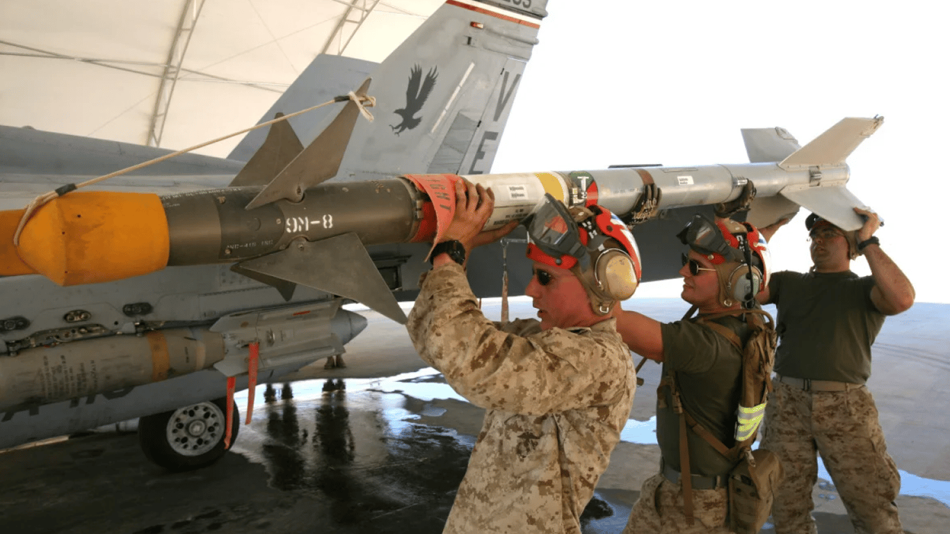 Украина превратила американские ракеты AIM-9M в "самодельную ПВО", — СМИ