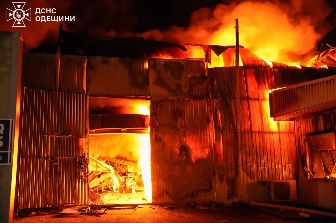 В Одессе ликвидировали пожар после обстрела — спасатели рассказали о последствиях атаки - фото 3