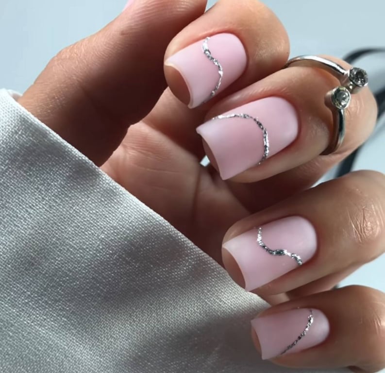 Універсальний манікюр, що впишеться в будь-який гардероб