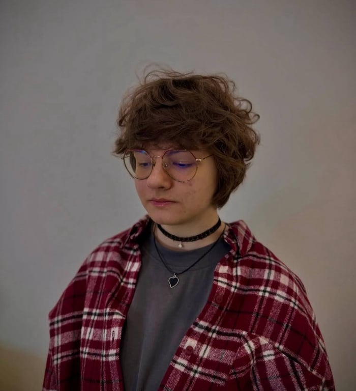 Модна зачіска біксі середньої довжини на хвилястому волоссі