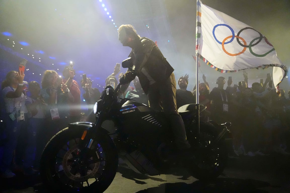 Том Круз на мотоцикле с Олимпийским флагом