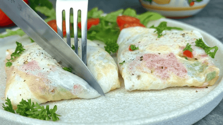 Яйцо-конвертик с сыром и томатами: вкусный завтрак за минуту - 285x160