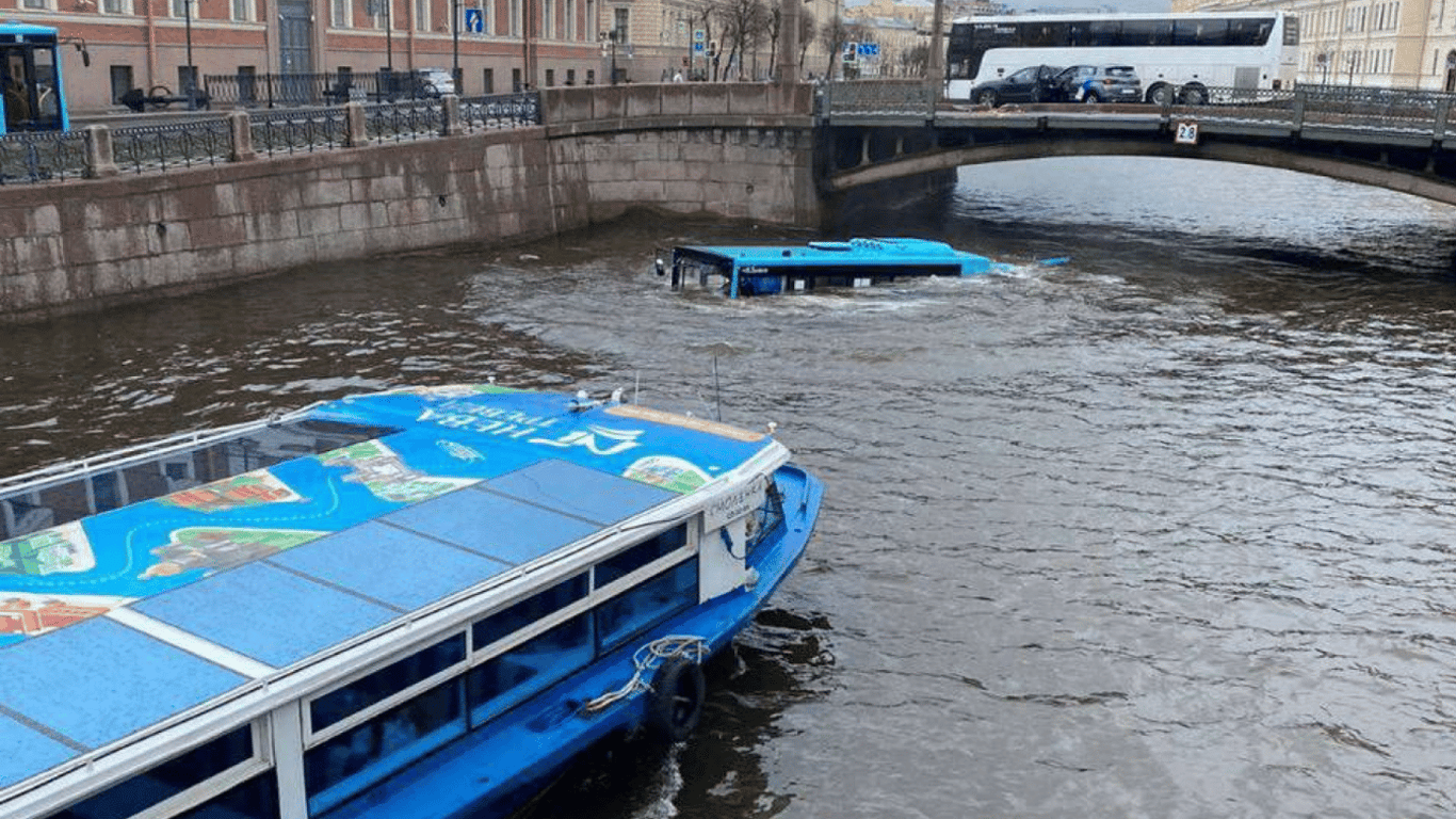 В Санкт-Петербурге автобус с пассажирами попал в ДТП