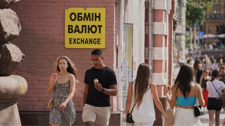 Банки в Украине обновили валютные курсы — сколько стоит доллар и евро - 285x160
